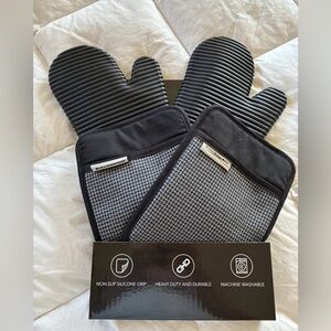 KitchenAid Silicone Oven Mitts & Pot Holders 4-Piece Heat Resistant New Open Box